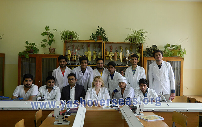 Chuvash-State-University-Medical-Academy-students-with-professors